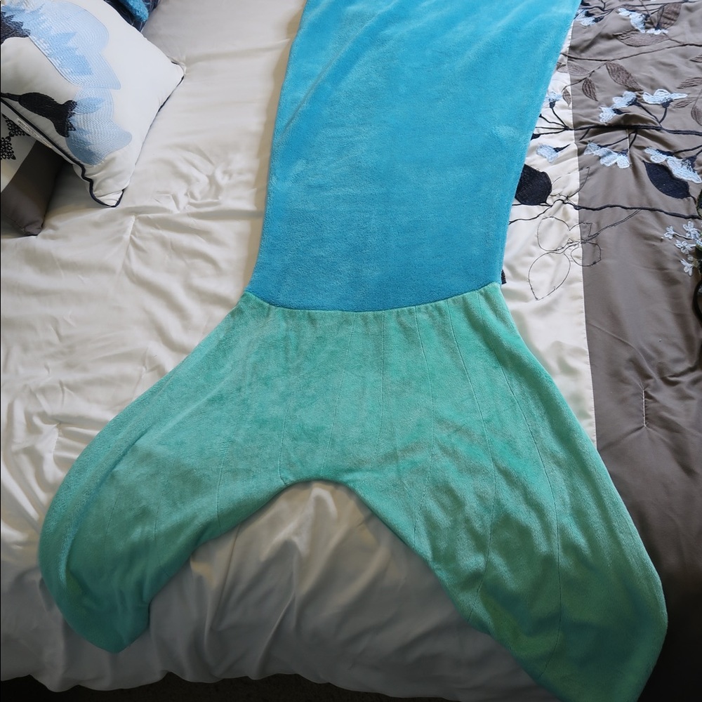 Blankie Tails Mermaid blue/green “aqua” tail